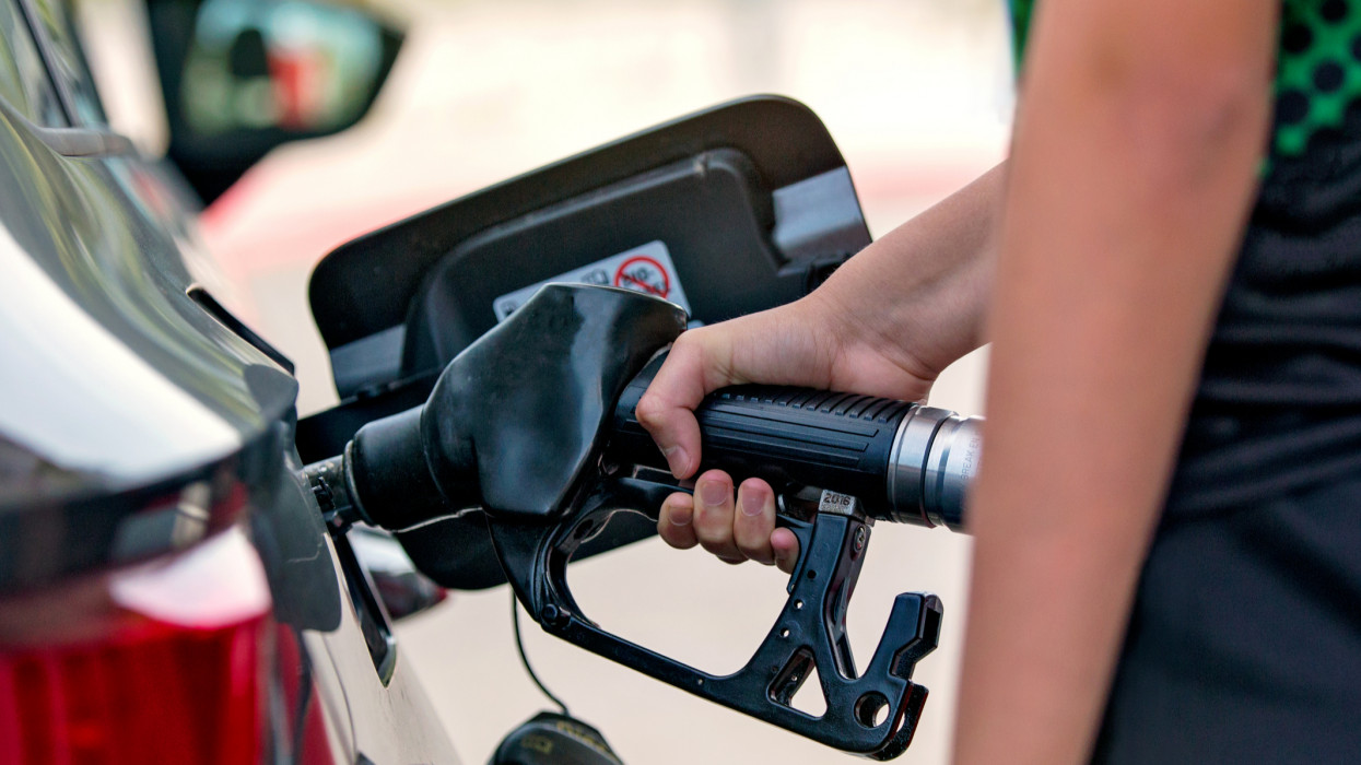 Nagy baj lenne az árstop nélkül: 520-540 forint lenne a benzin valós piaci ára
