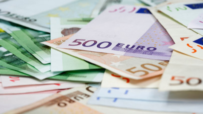 Újabb kemény ütést kapott a forint: 380,8-as mélypontra süllyedt az euróval szemben