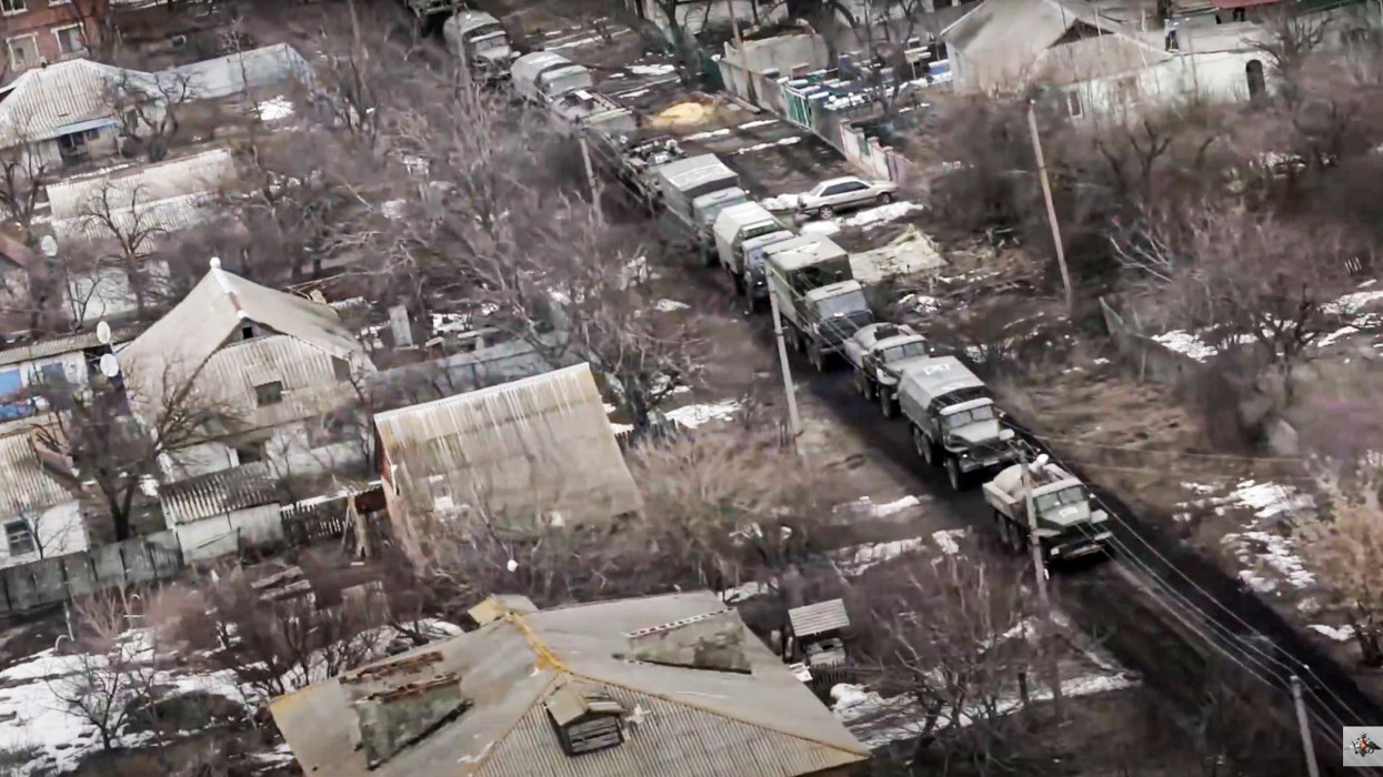 Ukrajna, 2022. március 3.Az orosz védelmi minisztérium sajtószolgálata által 2022. március 3-án közreadott kép, amelyet egy orosz katonai helikopter ablakából készített videófelvételrõl rögzítettek egy meg nem nevezett ukrajnai terület felett. Vlagyimir Putyin orosz elnök február 24-én rendelte el katonai mûvelet végrehajtását Ukrajnában.MTI/AP/Orosz védelmi minisztérium sajtószolgálata