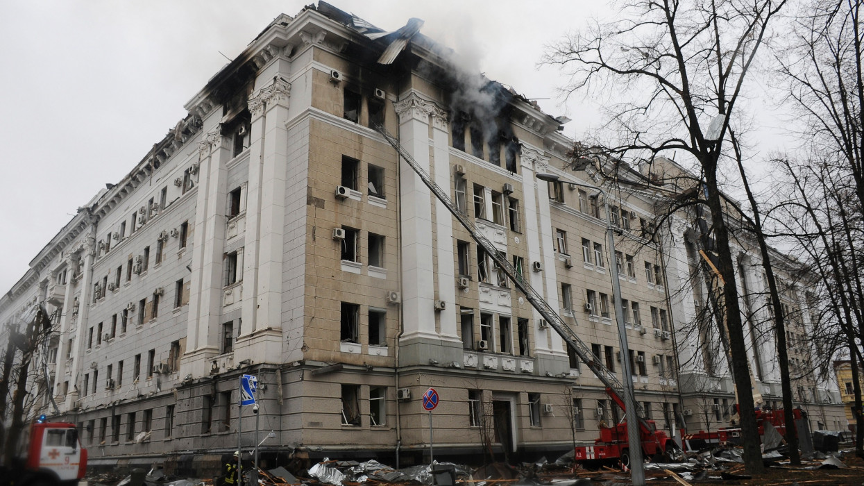 Harkiv, 2022. március 2.Tûzoltók dolgoznak a lángok megfékezésén az Ukrán Biztonsági Szolgálat harkivi székházánál egy orosz rakétatámadás után 2022. március 2-án. Vlagyimir Putyin orosz elnök február 24-én rendelte el katonai mûvelet végrehajtását Ukrajnában.MTI/AP/Andrew Marienko