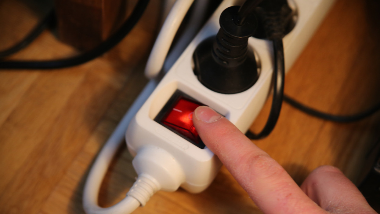 Switch off the socket several times to save high electricity costs.