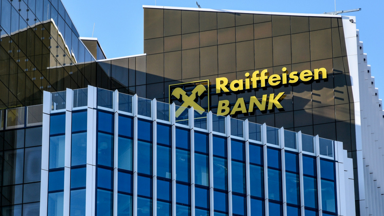 Megszólalt a Raiffeisen: a bank tőkehelyzete stabil, működése zavartalan