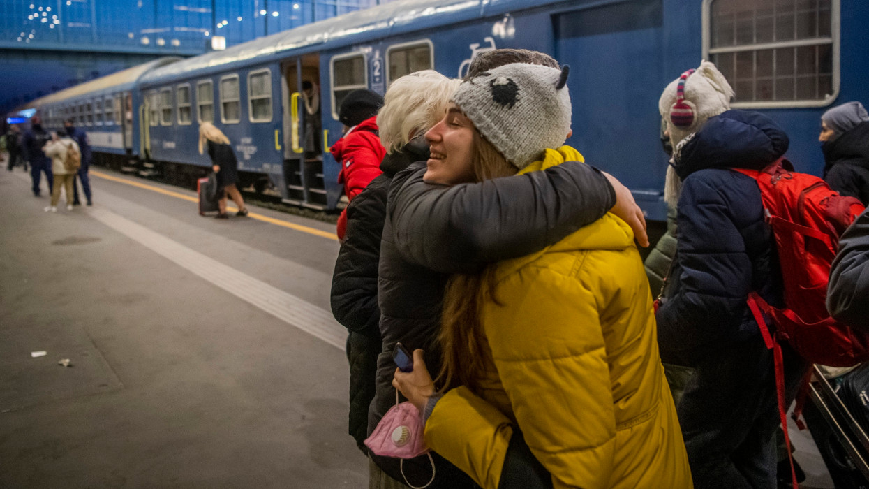Több ezer Ukrajnából menekülő ember érkezett csütörtökön Budapestre: rengeteg volt köztük a gyerek
