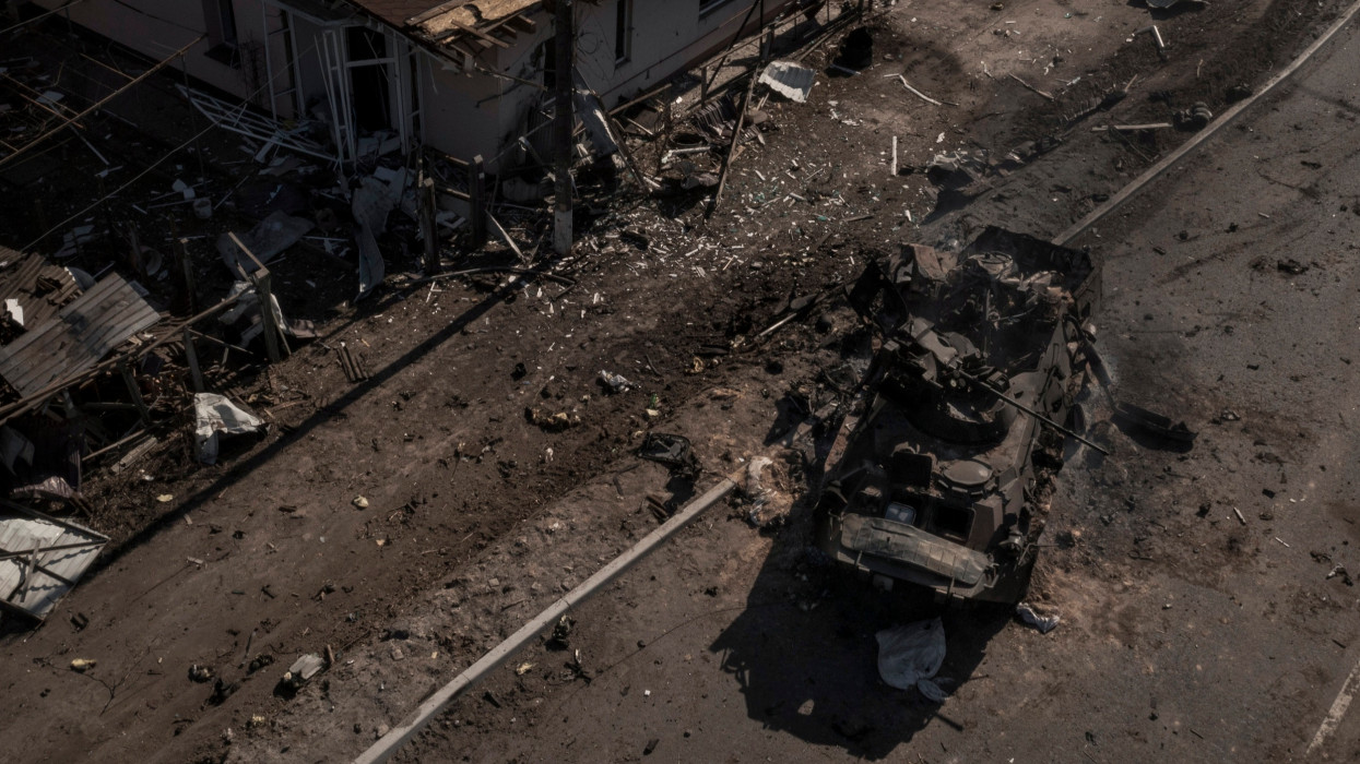 Kijev, 2022. március 10.Az orosz és az ukrán csapatok közötti harcban megrongálódott tank a Kijev közelében fekvõ Brovariban 2022. március 10-én. Vlagyimir Putyin orosz elnök február 24-én rendelte el katonai mûvelet végrehajtását Ukrajnában.MTI/AP/Felipe Dana