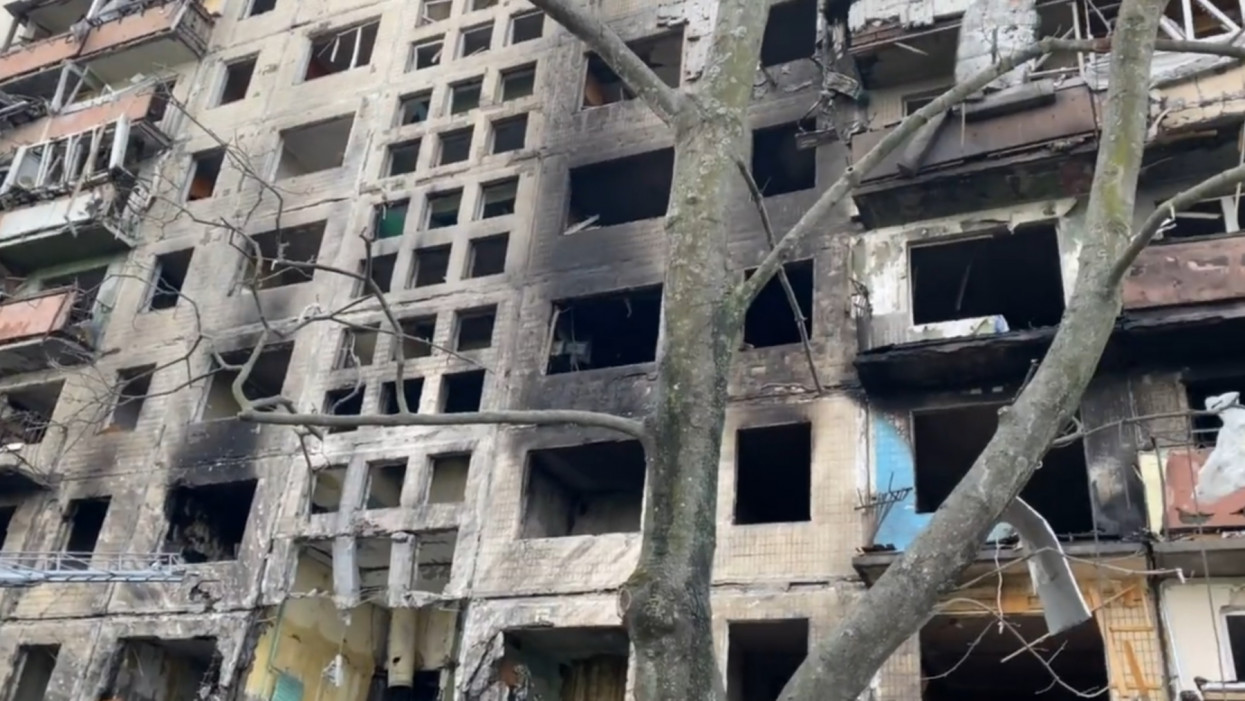 Sokkoló videó Kijevből: zajlik a mentés egy lebombázott lakóháznál, legalább ketten meghaltak
