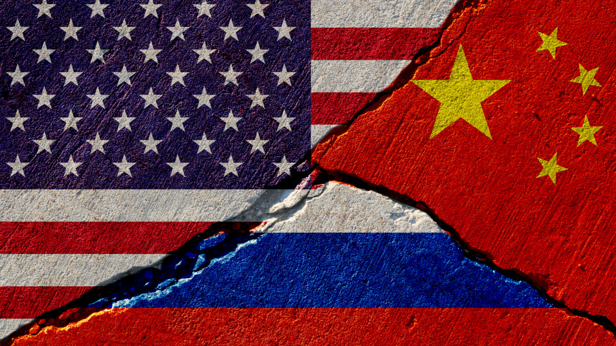 Orosz-kínai barátság: Pekinget felháborítják a Moszkva ellen hozott szankciók, a NATO terjeszkedését is bírálták