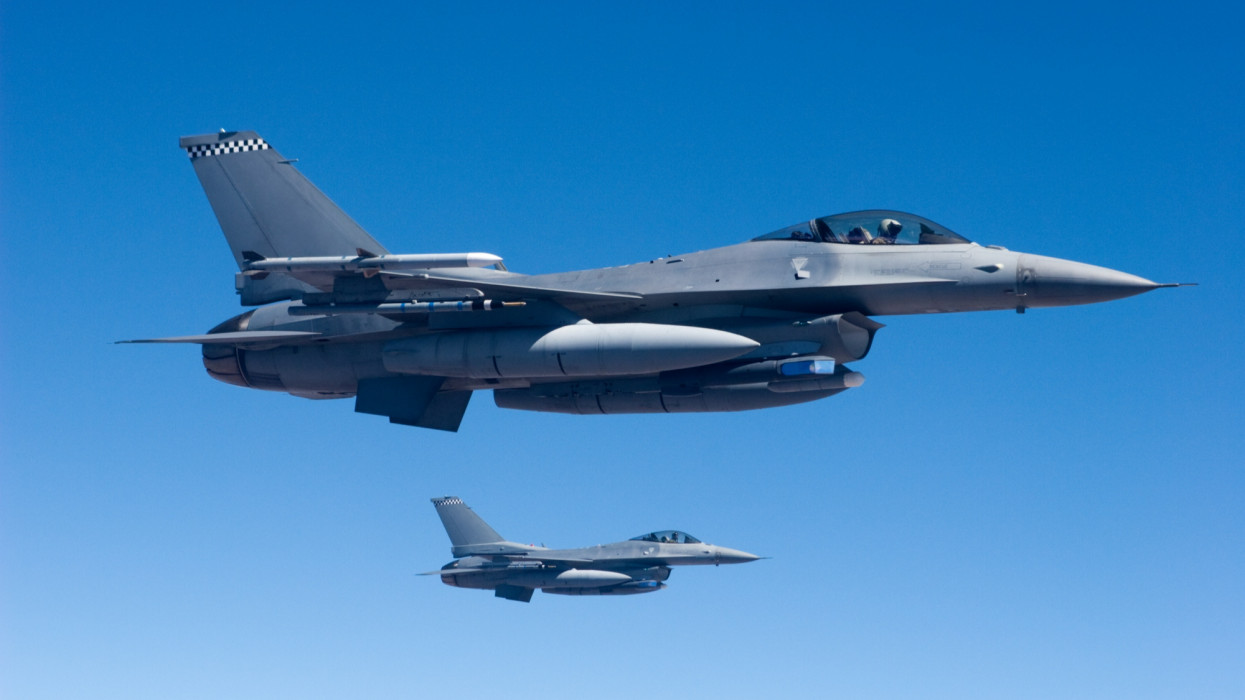 Ne ijedj meg, vadászgépek húznak el magyar városok fölött: jönnek az F-16-osok!
