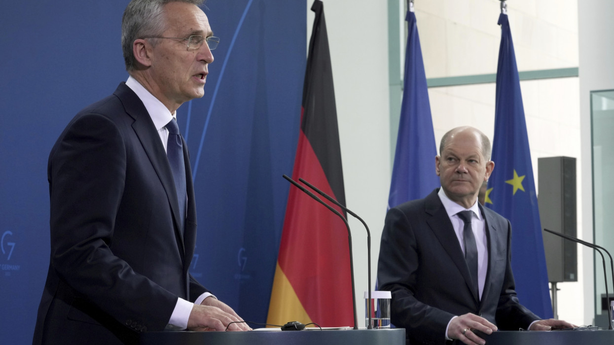 Berlin, 2022. március 17.Olaf Scholz német kancellár (j) és Jens Stoltenberg NATO-fõtitkár sajtóértekezletet tart Berlinben 2022. március 17-én.MTI/AP pool/Michael Sohn