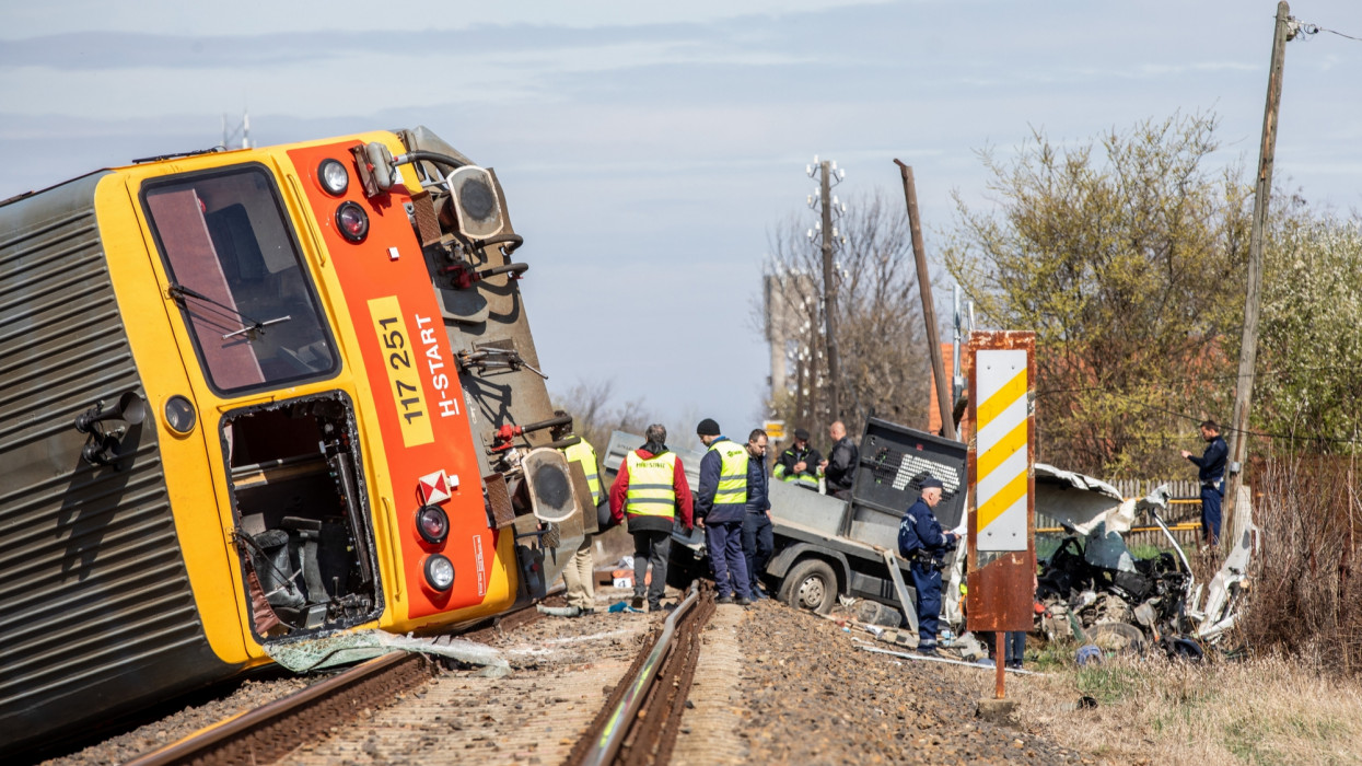 Mindszent, 2022. április 5.Összeroncsolódott kisteherautó és kisiklott vonat Mindszent belterületén, a Déli utcai vasúti átjárónál 2022. április 5-én. A kisteherautó a sínekre hajtott, ahol a Szentesrõl Hódmezõvásárhelyre tartó motorvonattal ütközött. A vonat az ütközés erejétõl kisiklott és az árokba borult. A balesetben öt ember a helyszínen meghalt és több mint tíz megsérült.MTI/Rosta Tibor