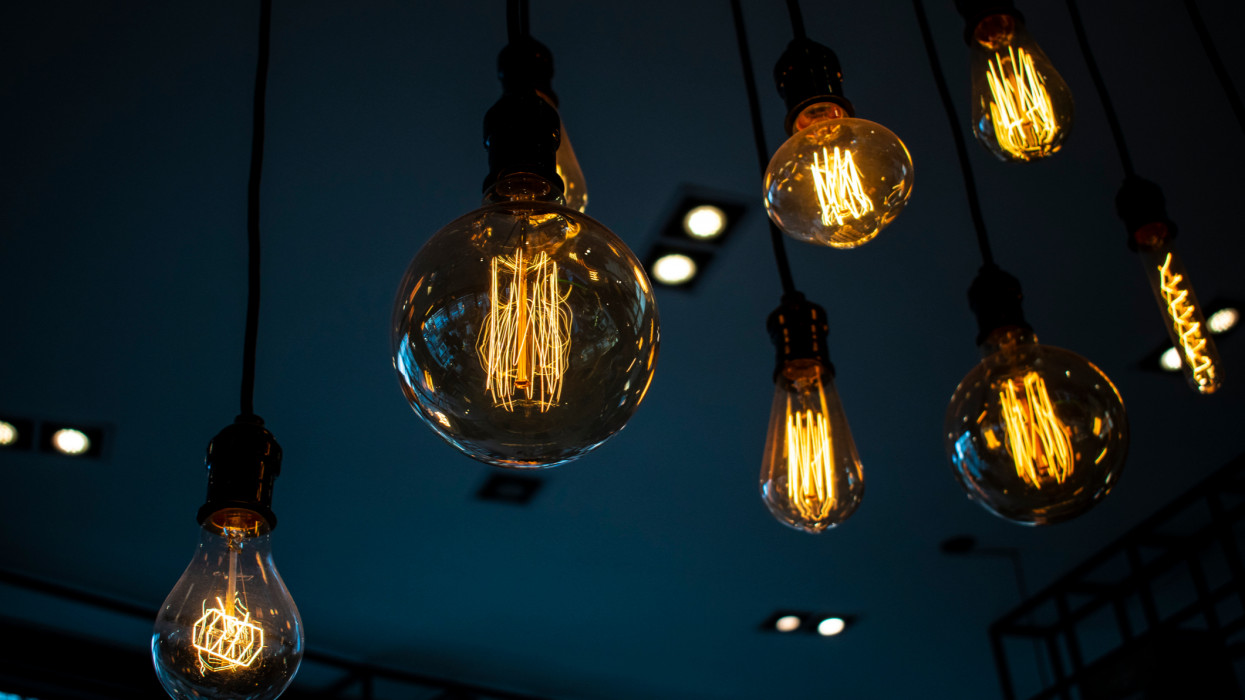 Lights: retro incandescent-looking LED bulbs and lampholders