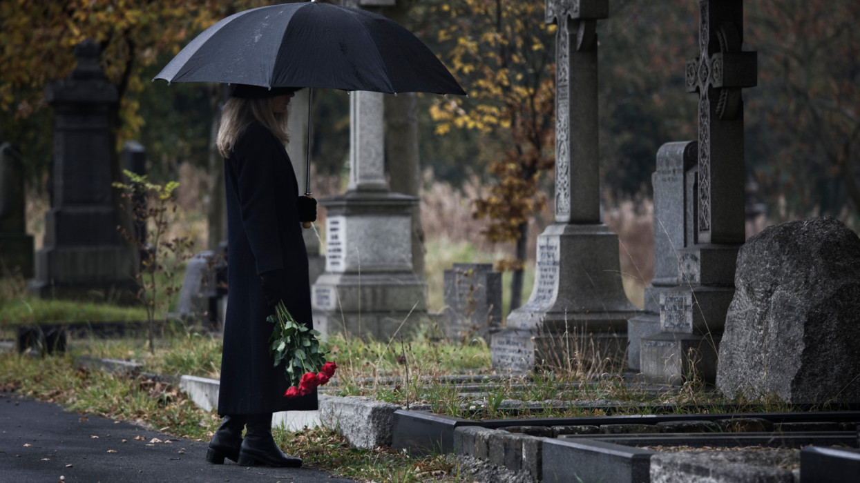 Komoly a baj a magyar temetőkben: fontos szolgáltatás állt le, ez is a családokra szakad