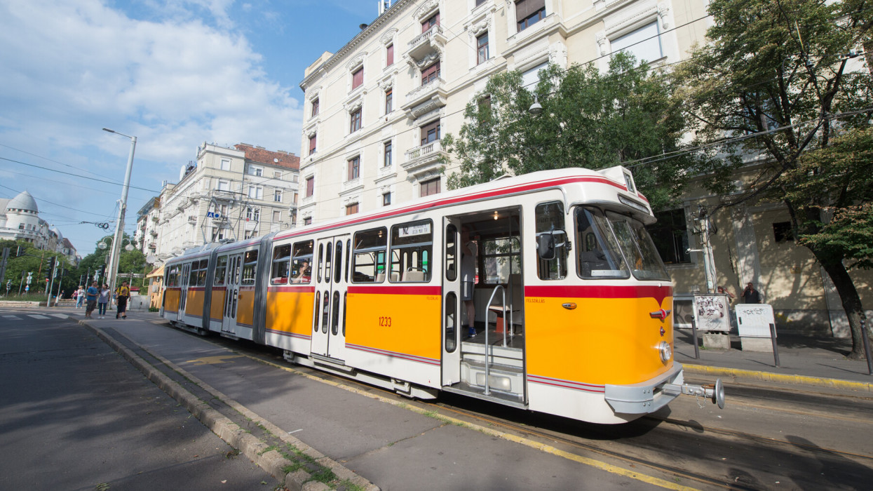 Ilyen villamosokat is ritkán látni Budapesten: évtizedeket ugrottunk vissza az időben