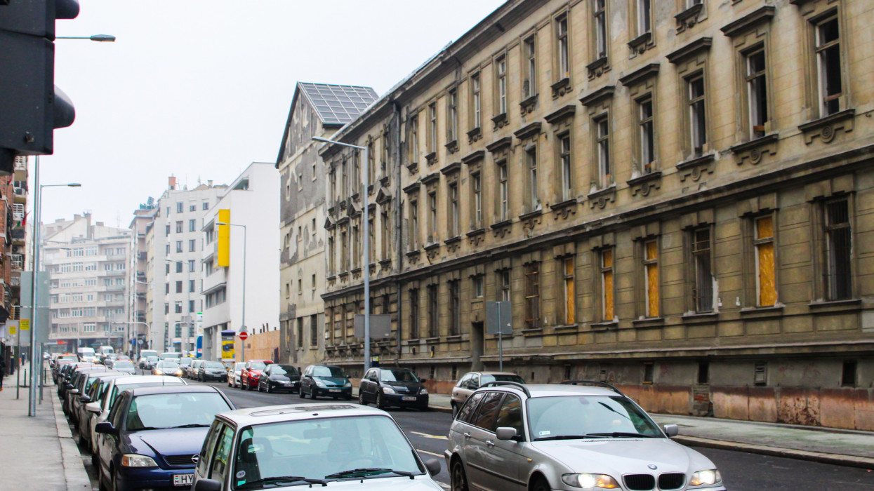 Újabb parkolási szigor jön Budapesten: már itt sem állhat meg bárki, mutatjuk a részleteket