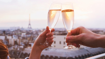 Erre nem mond nemet senki: befutó után, a Champs-Elysées-en kérte meg barátnője kezét a bringás