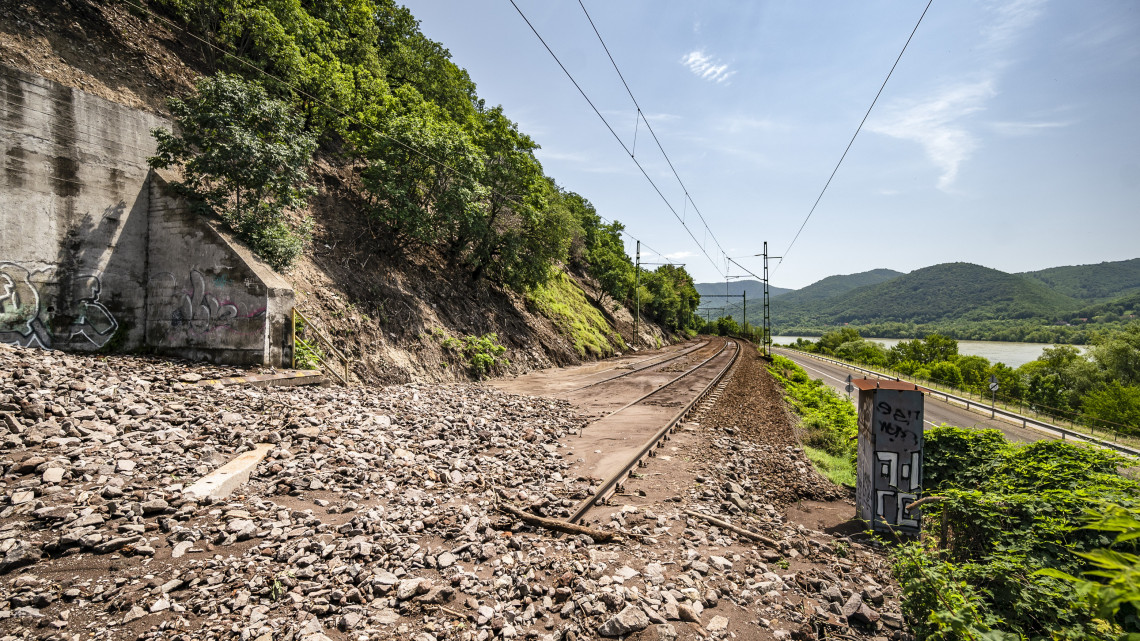 Teljes útzárat vezettek be a 12-es főúton Zebegénynél, miután a csütörtök késő délután hirtelen lezúduló nagy mennyiségű eső miatt az út menti löszfal leomlott és elzárta az útpályát.