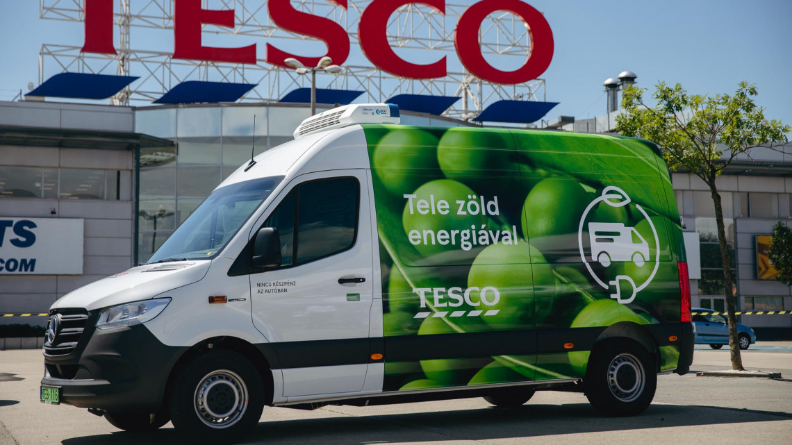 Magyarországon elsőként vezetett be teljesen elektromos meghajtású furgonokat házhozszállítási szolgáltatásában a Tesco. Az MHC Mobility Magyarország flottapartnerrel közösen üzemeltetett járművekben az áruházlánc az online rendeléseket károsanyag-kibocsátás nélkül tudja kiszállítani.
