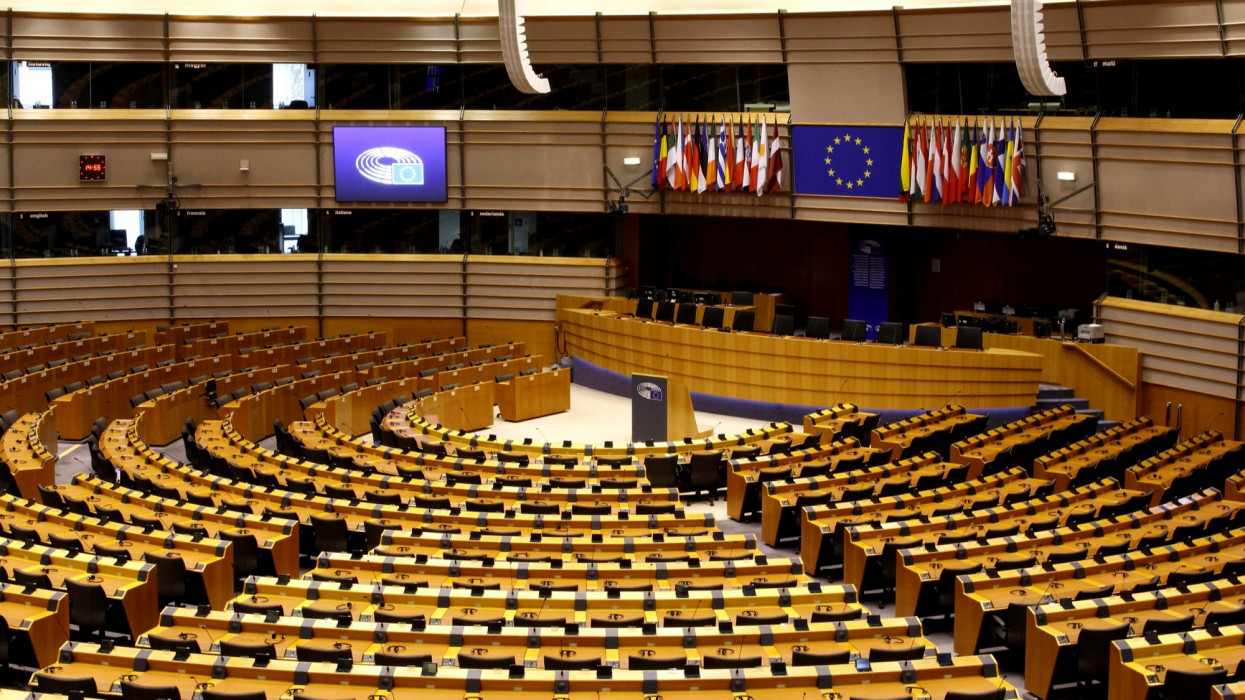 Nagyon megéri EP-képviselőnek lenni: ekkora fizetést visznek haza a Brüsszelbe kijutó politikusok