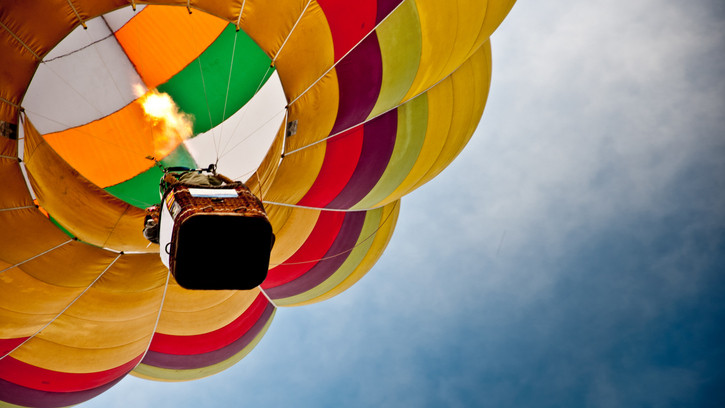 A Fejér Megyei Rendőr-főkapitányság befejezte a vizsgálatot a 2020 szeptemberében, Vál térségében történt hőlégballon-baleset ügyében, a szakértői vélemények több hiányosságot és műszaki szabálytalanságot is feltártak.