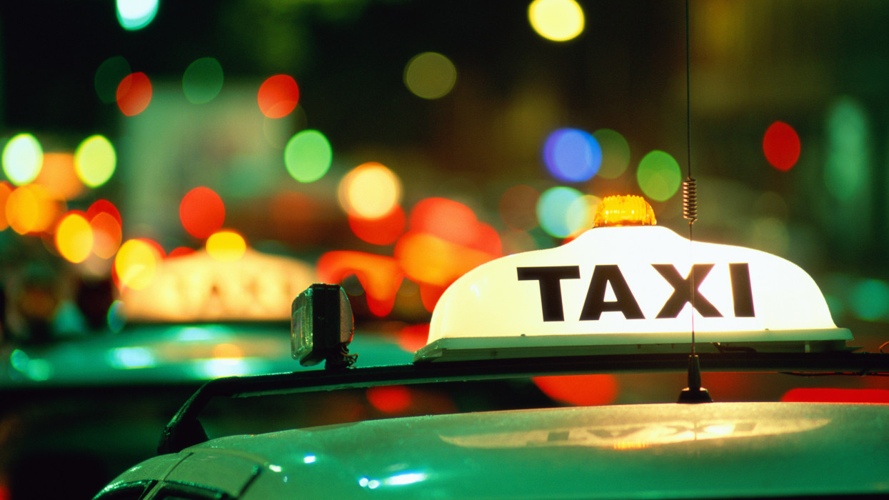 Megszólaltak a taxisok: az áfatörvény módosítása nélkül nincsenek kisegítve a KATA-szabályokkal