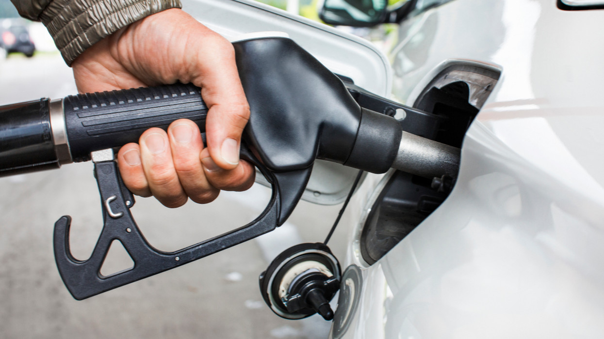 Itt a rendelet a benzinárstop szűkítéséről: kiderült, pontosan kinek drágul a tankolás