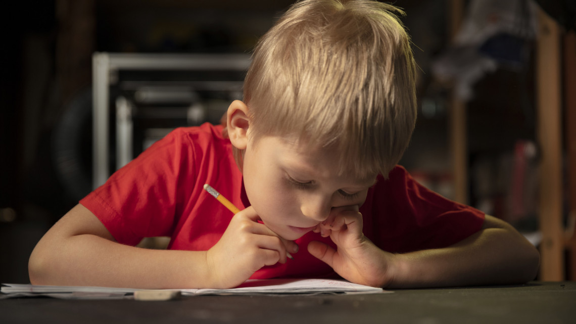 Hamarosan elstartol a 2022/23-as tanév. Rengeteg kérdés övezi az idei iskolakezdést, nem csoda, ha sok szülő aggodalommal tekint a naptárra. A Pénzcentrum kutatást készít, hogy kiderítsük, hogyan készülnek a magyarok az idei tanévkezdésre.