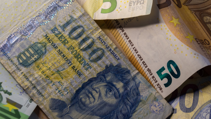 Húsvétra a forint is feltámadhat: egyre távolabb evickél a 400-as eurótól a magyar valuta