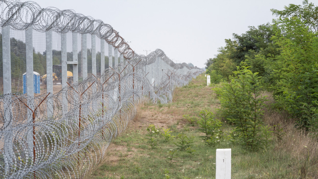 Picture of the wall made of barbed wire erected on the border between Serbia and Hungary, between the villages of Kelebija and Tomba with a focus on a boundary marker materializing the border. It was built during the refugees crisis to stop the refugees from taking the Balkans Routen