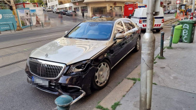 Nem fog örülni a biztosító: százmilliós luxusautót törtek össze a Margit körúton