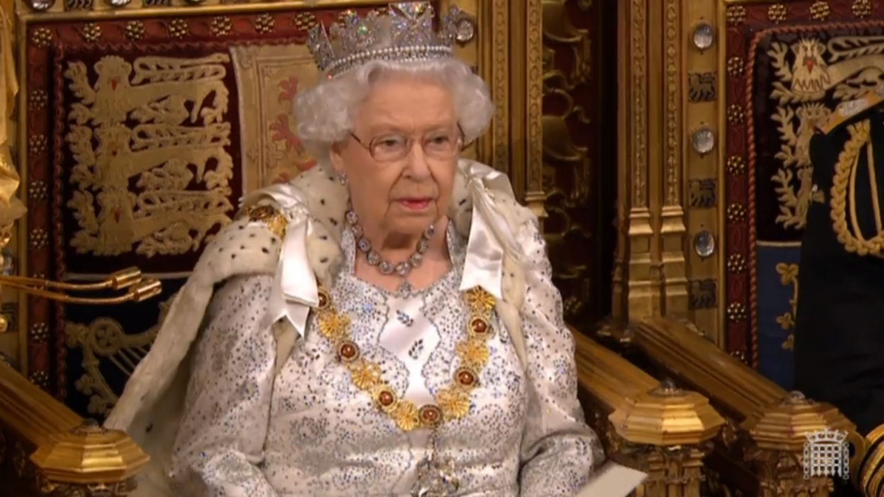London, 2019. október 14.A brit parlament által közreadott, videófelvételrõl készített képen II. Erzsébet brit királynõ az új kormányprogramot ismertetõ trónbeszédével megnyitja a következõ törvényhozási évadot a parlament londoni épülete, a Westminster-palota felsõházi üléstermében, a Lordok Házában 2019. október 14-én.MTI/EPA/Brit parlament