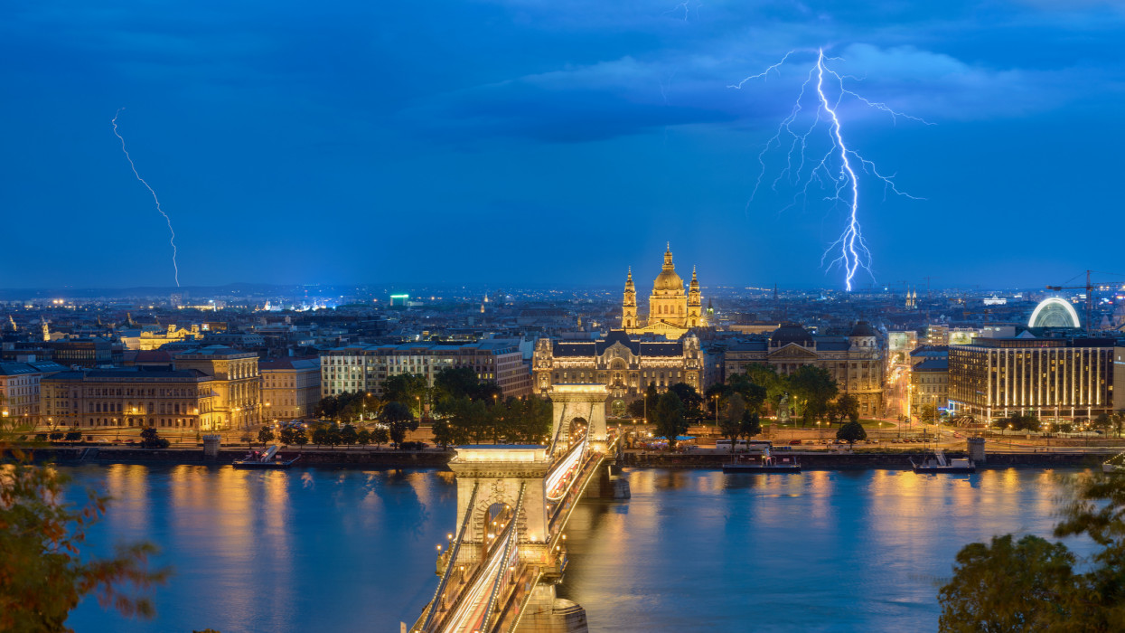 Itt az apokalipszis: brutális videók érkeztek a Magyarországot sújtó viharról