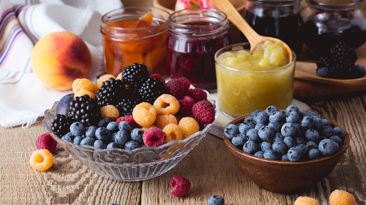 Cikkünkben most annak jártunk utána, mennyiért vásárolhatunk most bogyós gyümölcsöket a vidéki piacokon, illetve a nagyobb áruházakban. De annak is utánajártunk, milyen gyümölcsöket és miért érdemes fogyasztani.