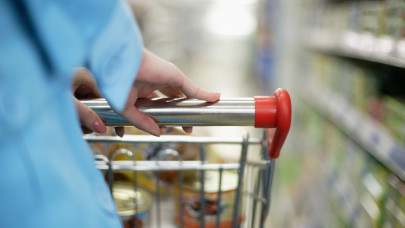 Vallott a Spar, Auchan, Tesco: termékek százai kerülnek ugyanannyiba, mint egy éve - itt a lista!
