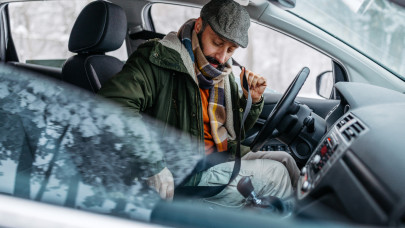 Bár nem tiltja törvény, bolondság így vezetni télen: súlyos sérülést kockáztat a legtöbb magyar autós