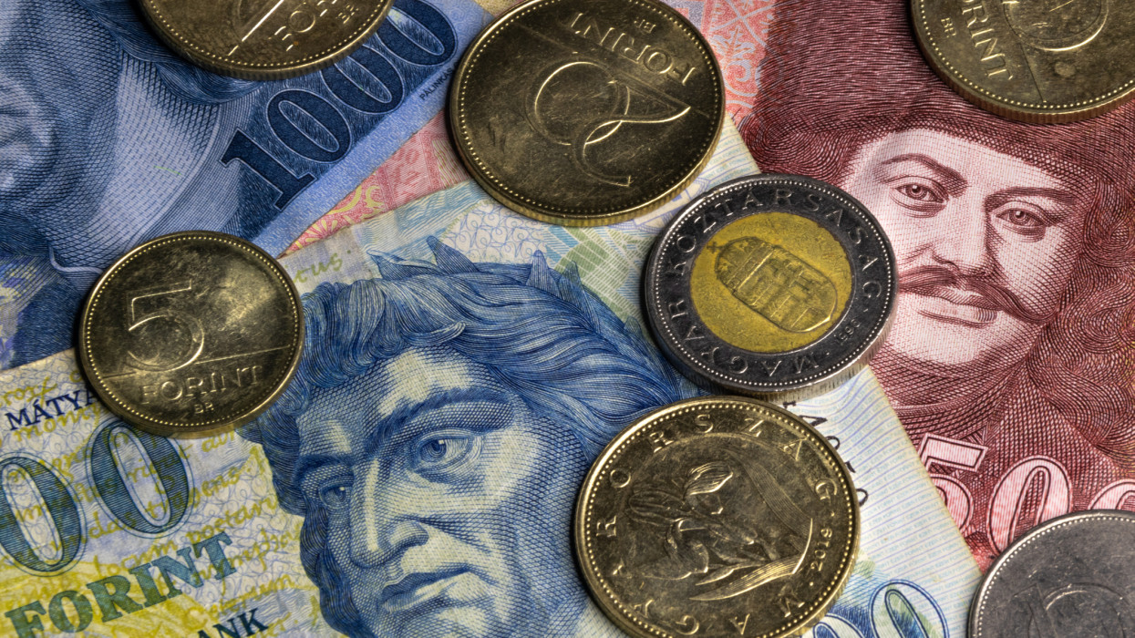 Végleg búcsút inthetünk a 400 alatti eurónak: megint gyengül a magyar valuta