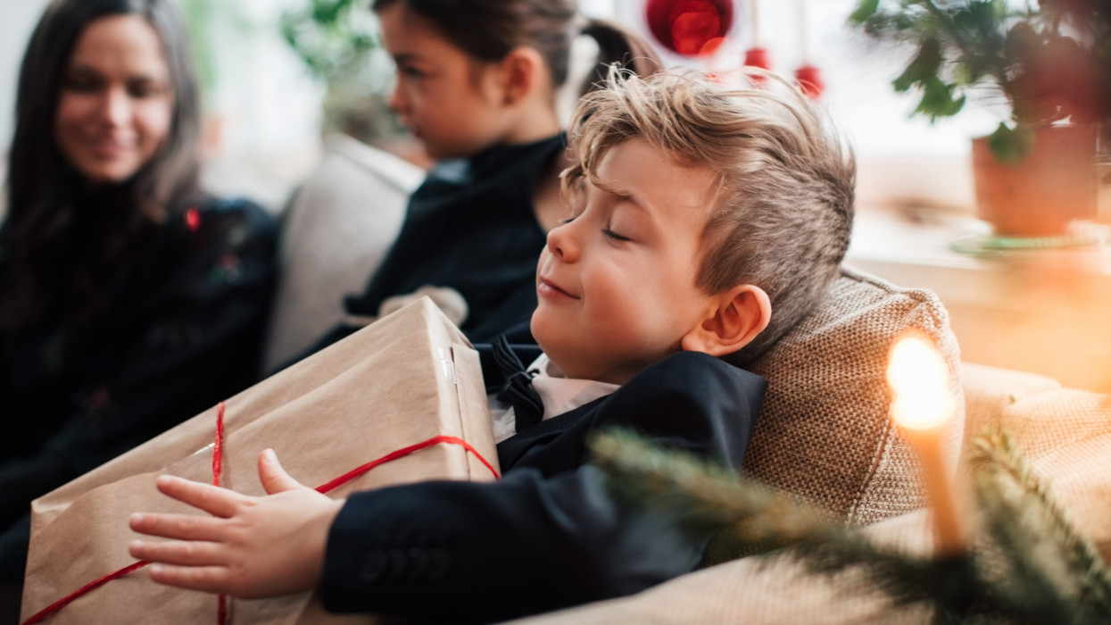 Ezt milliónyi magyar szülő rontja el karácsonykor: a gyerek jövője is rámehet az ajándékozásra