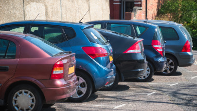 Kemény parkolási korlátozás lépett életbe az egyik kerületben: váratlan bírságba szaladhat, aki nem tud erről
