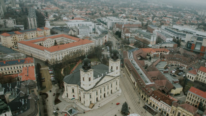 Lincshangulat tört ki Debrecenben: hazaárulózták a helyiek a főispánt az akkugyár miatt + videó