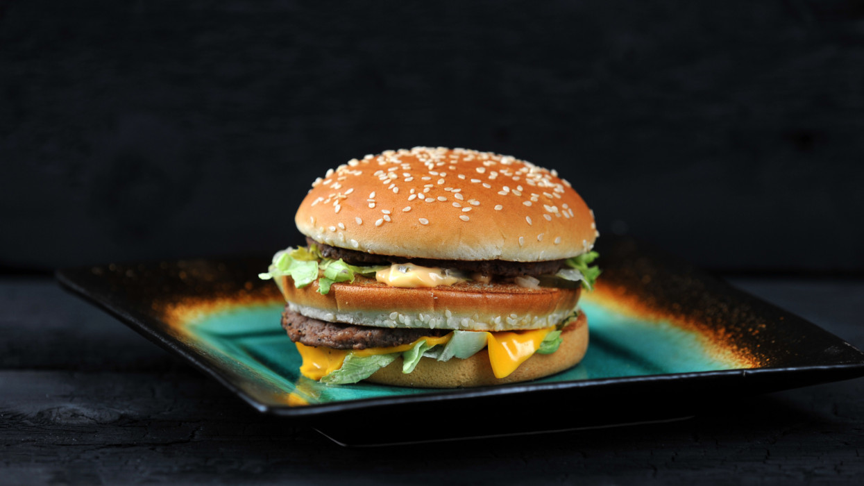 Elérte a horrorinfláció a gyorséttermeket is: Magyarországon már a sajtburger is luxus?