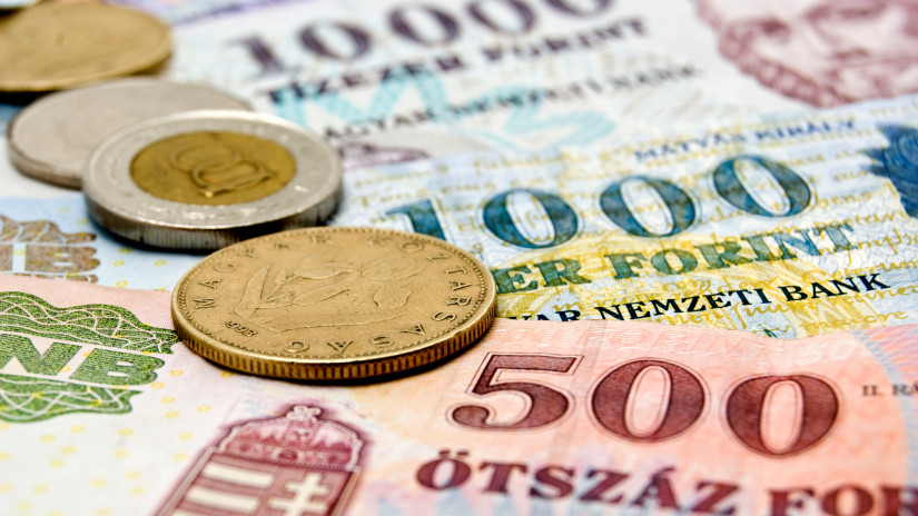 Két kézzel szórják most az ingyenpénzt a magyar bankok: bárki lecsaphat rá, pár lépés az egész