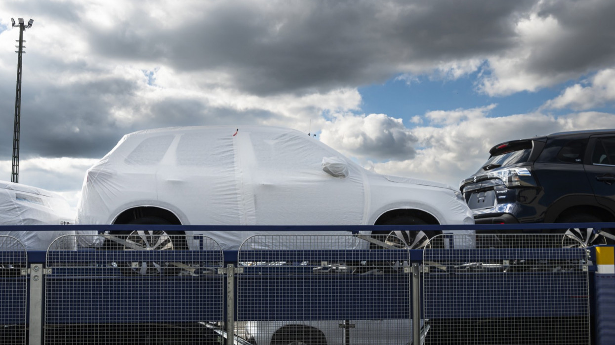 Esztergom, 2022. október 20. Kiszállításra váró autók az esztergomi Suzuki-gyár készgépkocsi tárolójában 2022. október 19-én.MTI/Szigetváry Zsolt
