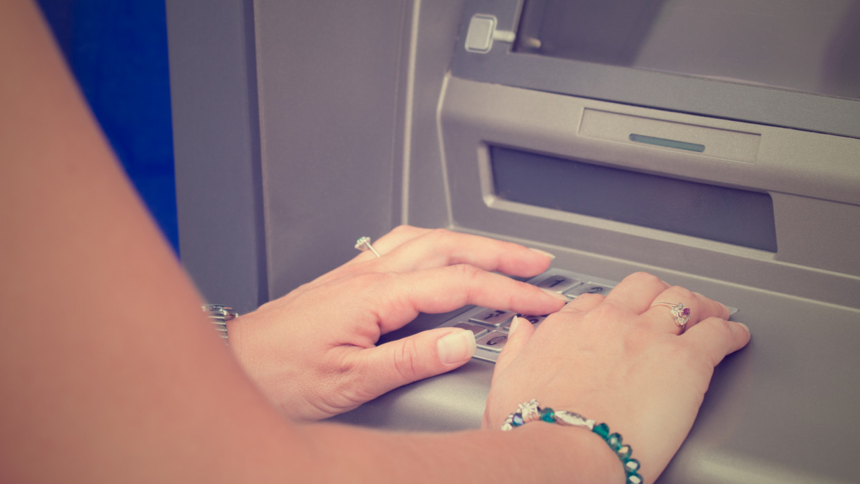 Fontos változás élesedett a magyar ATM-eknél: ez a kápétrükk az Aldi, Lidl kasszáinál is működhet hamarosan
