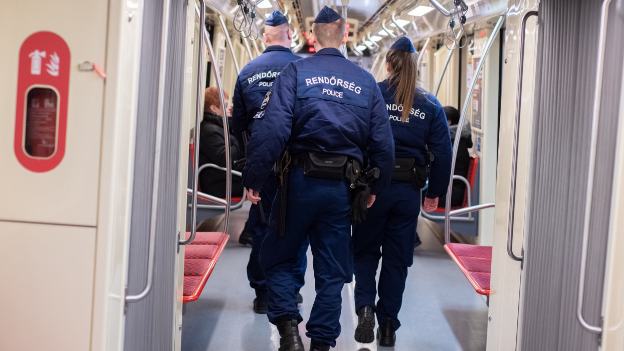 Óriási razziák jönnek a budapesti metróban: most egy körözött bűnöző is rendőrkézre akadt