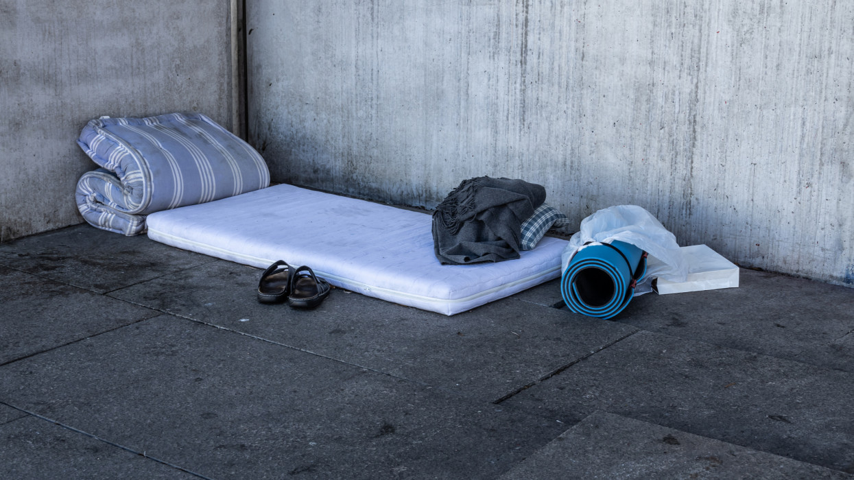 Milyen bevétele van egy hajléktalannak? Ebből élnek az utcára tett magyarok
