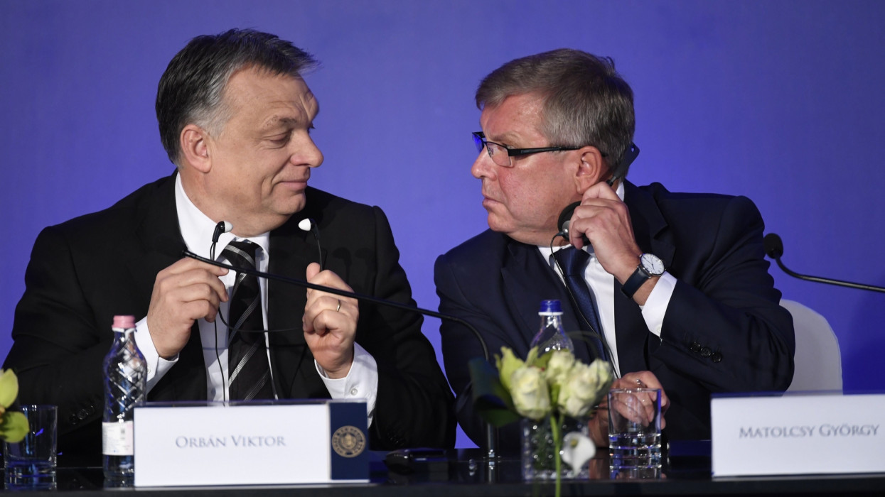 Budapest, 2017. január 23.Orbán Viktor miniszterelnök (b) és Matolcsy György, a Magyar Nemzeti Bank (MNB) elnöke a Lámfalussy-konferencián a budapesti Marriott hotelben 2017. január 23-án.MTI Fotó: Koszticsák Szilárd