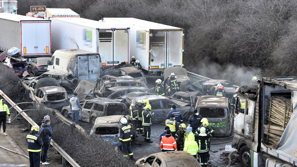 Herceghalom, 2023. március 11.Kiégett és sérült gépjármûvek az M1-es autópályán Herceghalomnál, ahol öt kamion és 37 autó ütközött össze, mindkét irányban lezárták az autópályát 2023. március 11-én. A balesetben érintett öt kamion és 37 személygépkocsi közül 19 jármû kiégett, és összesen 26 ember sérült meg. Közülük hatan életveszélyesen, heten pedig súlyosan sérültek.MTI/Lakatos Péter