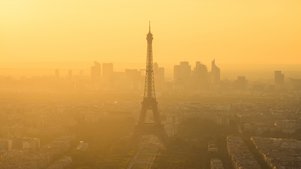 az Eiffel-torony légifelvétele egy ködös napon , Párizs , Franciaország