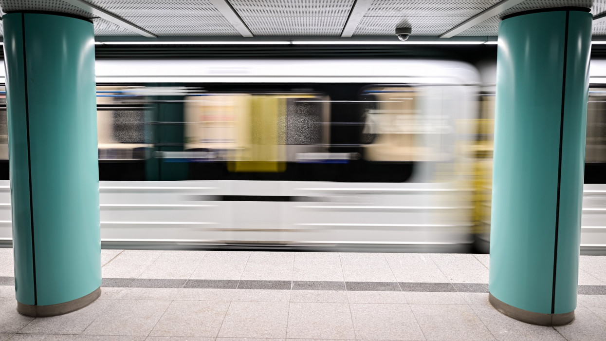 Budapest, 2023. március 20.Metrószerelvény érkezik az M3-as metróvonal felújított Arany János utcai állomására az átadóünnepsége napján, 2023. március 20-án. Átadták a budapesti 3-as metró megújult Arany János utcai és Nyugati pályaudvari állomását; a felújítás költségeinek hozzávetõleg kétharmada uniós, egyharmada pedig hazai forrás.MTI/Mónus Márton