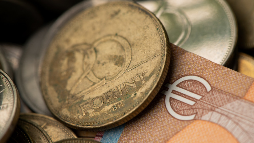 Gyengült este óta a forint: mutatjuk a mai nyitóárfolyamokat a devizapiacon