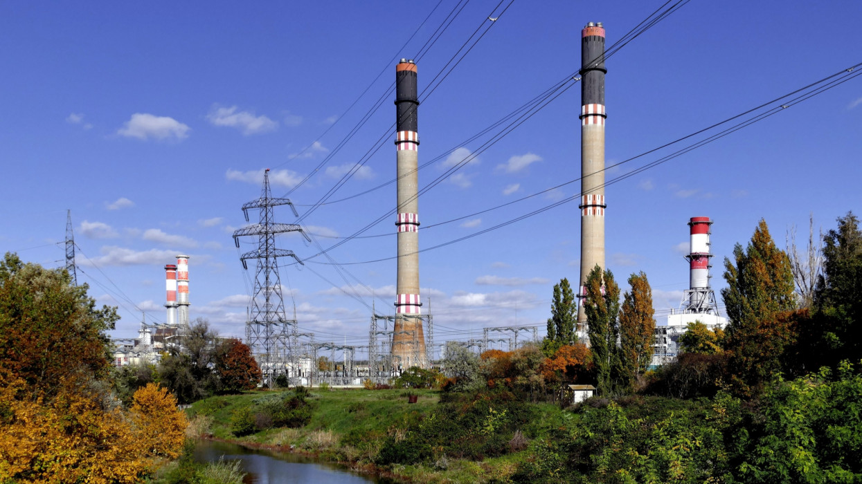 Százhalombatta, 2022. október 20.A Dunamenti Erõmû, amely a 794 MW-os teljesítményével a magyar villamosenergia-rendszer legnagyobb gáztüzelésû erõmûve. Szükség esetén azonnal indítható blokkjaival aktív szereplõje hazánk villamosenergia-termelési és energiakereskedelmi piacának. A Paksi Atomerõmû elindulása után úgynevezett csúcsra-járatásos és megszakításos üzemvitellel mûködik, a változó fogyasztási igények rugalmas kielégítésében mûködik közre. A 2011-ben befejezõdött korszerûsítése révén ma a hazai gázon alapuló villamosáram-termelés legmodernebb termelõ erõmûve. Elõtérben a Benta-patak.MTVA/Bizományosi: Jászai Csaba ***************************Kedves Felhasználó!Ez a fotó nem a Duna Médiaszolgáltató Zrt./MTI által készített és kiadott fényképfelvétel, így harmadik személy által támasztott bárminemû  különösen szerzõi jogi, szomszédos jogi és személyiségi jogi  igényért a fotó szerzõje/jogutódja közvetlenül maga áll helyt, az MTVA felelõssége e körben kizárt.