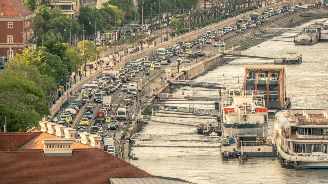 picture of Budapest viewpoint and city traffic